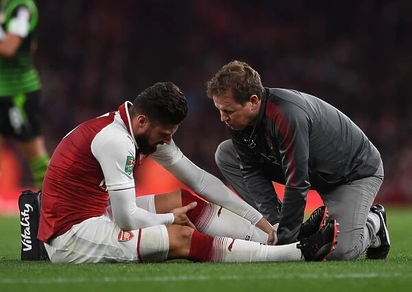 Arsenal physio Colin Lewin treats Olivier Giroud (Arsenal). Arsenal 1:0 Doncaster