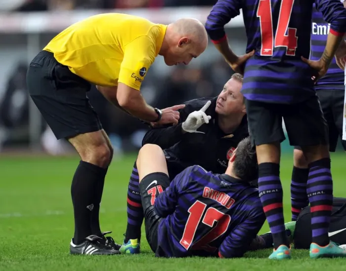 Framed Print : Arsenal Physio Colin Lewin treats Olivier Giroud (Arsenal) as Referee Howard Webb chats to him Framed Print : Arsenal Physio Colin Lewin treats Olivier Giroud (Arsenal) as Referee Howard Webb chats to him