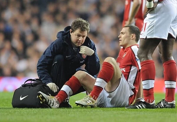 Arsenal physio Colin Lewin treats Thomas Vermaelen. Tottenham Hotspur 2: 1 Arsenal