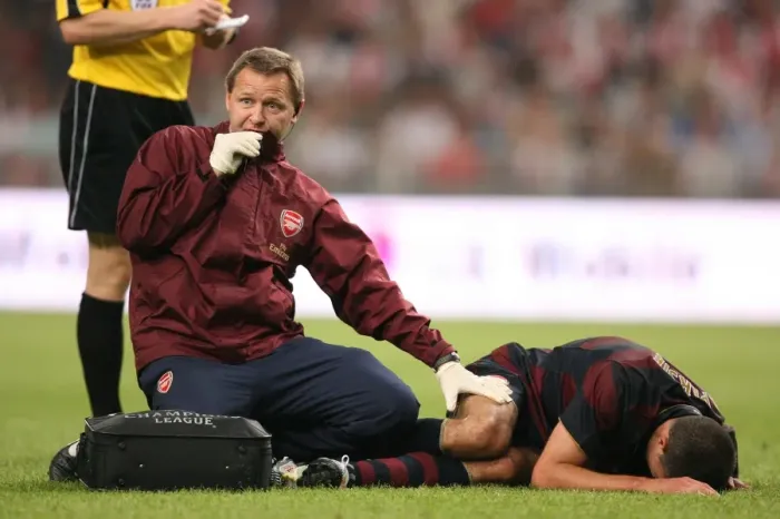 Framed Print : Arsenal physio Gary Lewin treats the injured Robin van Persie