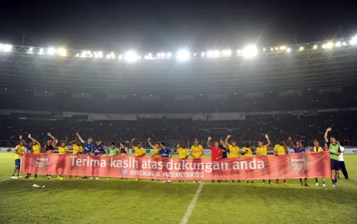 Framed Print : Arsenal Players Show Appreciation with Banner to Indonesian Fans