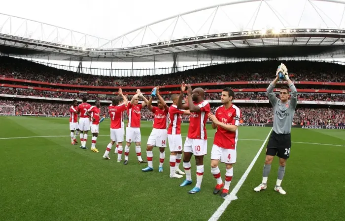 Framed Print : Arsenal Players Show Appreciation to Fans: 3-1 Win Over Birmingham City, Barclays Premier League, Emirates Stadium (2009) Framed Print : Arsenal Players Show Appreciation to Fans: 3-1 Win Over Birmingham City, Barclays Premier League, Emirates Stadium (2009)