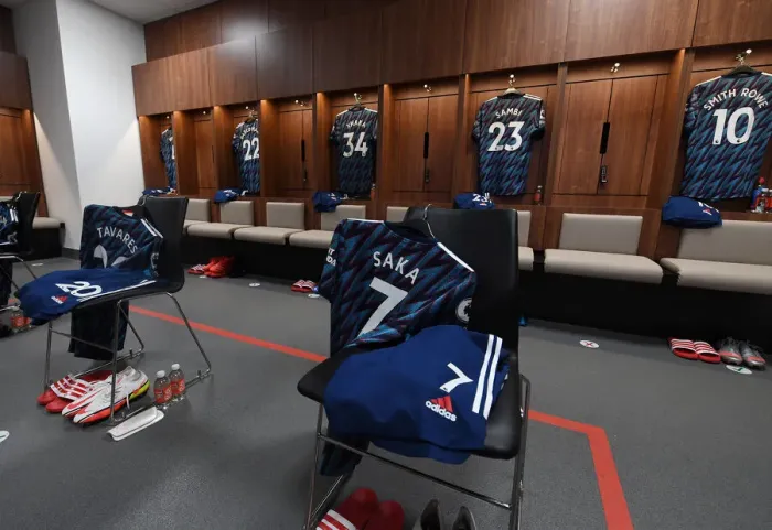 Framed Print : Arsenal Players Bukayo Saka and Nuno Tavares Prepare for Brentford Match, 2021-22 Premier League