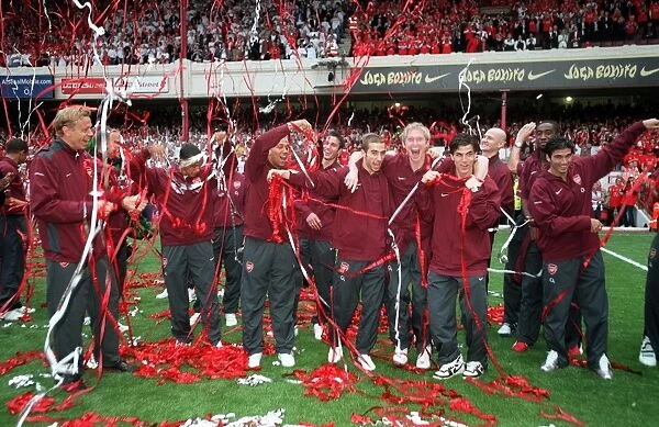 The Arsenal players catch up in the streamers. Arsenal 4:2 Wigan Athletic