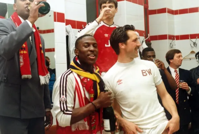 Framed Print : Arsenal Players celebrate winning the League Chamionship