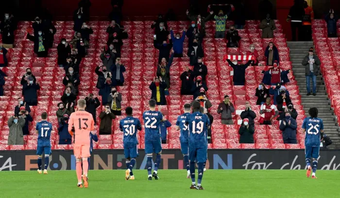Framed Print : Arsenal Players Clap for Fans Before Europa League Match vs Rapid Wien