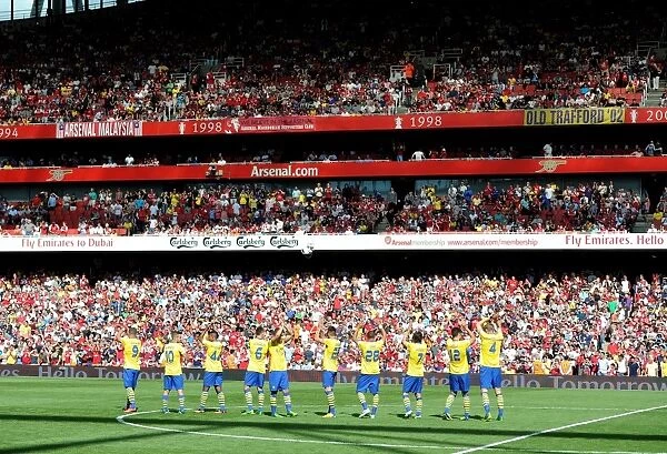 The Arsenal Players clap the fans before the match. Arsenal 2: 2 Napoli. Emirates Cup Day One