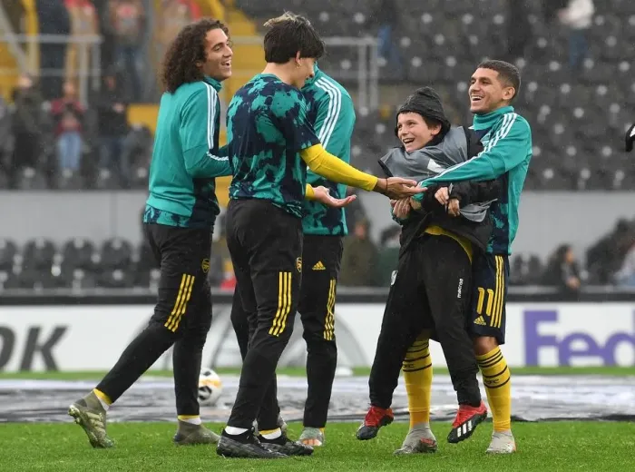 Framed Print : Arsenal Players Engage Local Ballboy in Warm-Up before Vitoria SC Clash in Europa League