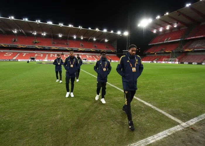 Framed Print : Arsenal Players Explore Standard Liege Pitch Ahead of Europa League Clash
