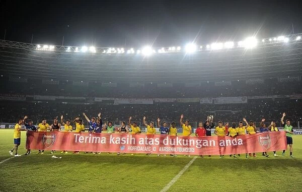 Arsenal Players Express Gratitude to Indonesian Fans with Banner (2013)