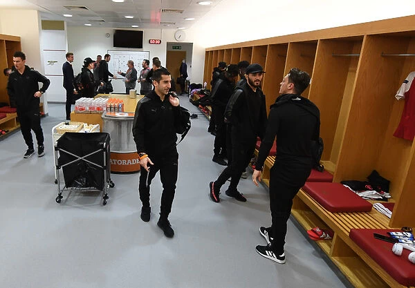 Arsenal Players Gather in Changing Room Before Arsenal v AC Milan Europa League Clash