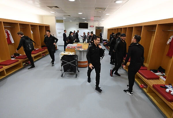 Arsenal Players Gather in Changing Room Before Europa League Clash vs AC Milan