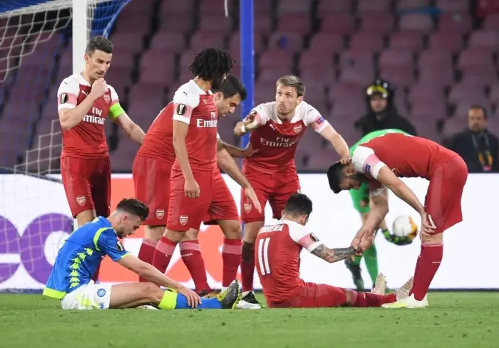 Framed Print : Arsenal Players Gather for Pre-Match Huddle against Napoli in Europa League Quarterfinal
