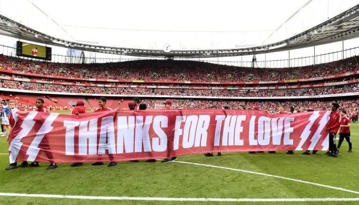 Framed Print : Arsenal Players Honor Fans with Banner: Arsenal v Everton, Premier League 2021-22