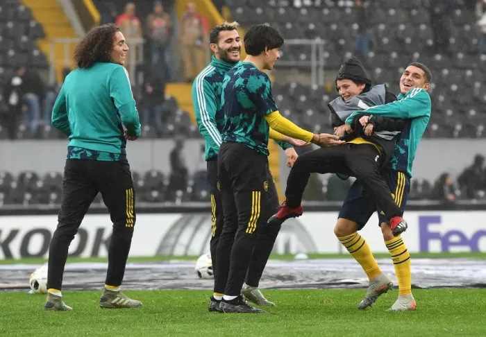 Framed Print : Arsenal Players Involve Local Ballboy in Unique Warm-Up Routine vs. Vitoria SC