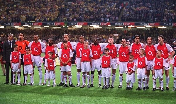 The Arsenal players and Manager Arsene Wenger line up before the match