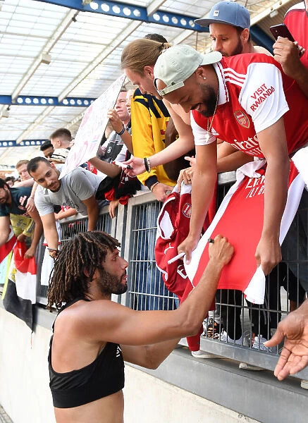 Arsenal Players Meet Fans in Nuremberg: Mohamed Elneny Signs Autographs after Pre-Season Match vs. 1. FC Nurnberg