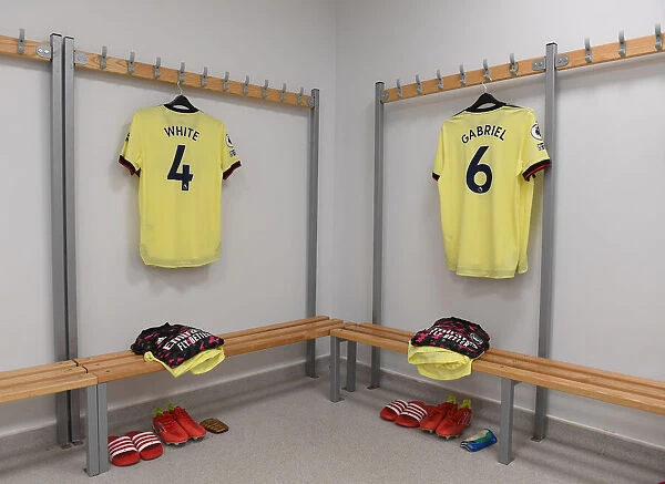 Arsenal Players Prepare in the Dressing Room Before Brighton & Hove Albion Clash (2021-22 Premier League)