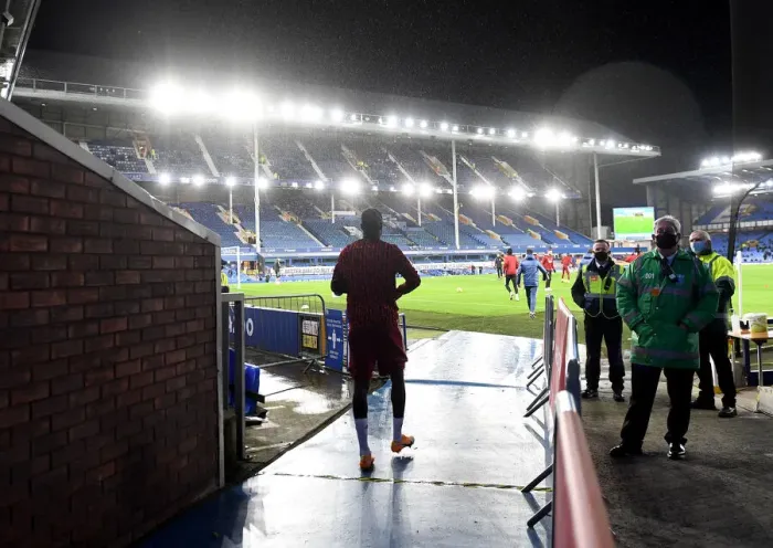 Framed Print : Arsenal Players Prepare for Everton Showdown in Premier League