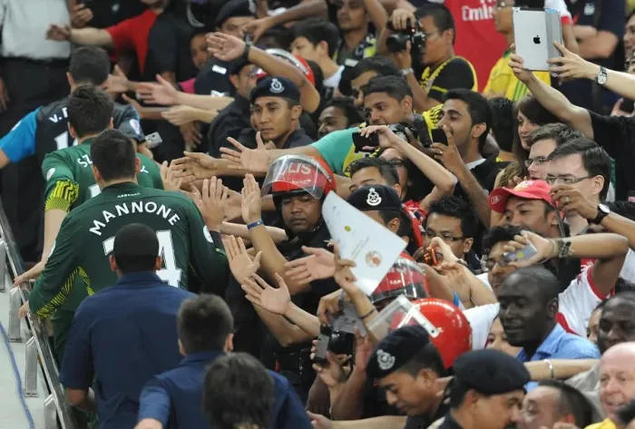 Framed Print : The Arsenal players walk through the fans. Malaysia XI 0: 4 Arsenal, Bukit Jalil Stadium Framed Print : The Arsenal players walk through the fans. Malaysia XI 0: 4 Arsenal, Bukit Jalil Stadium