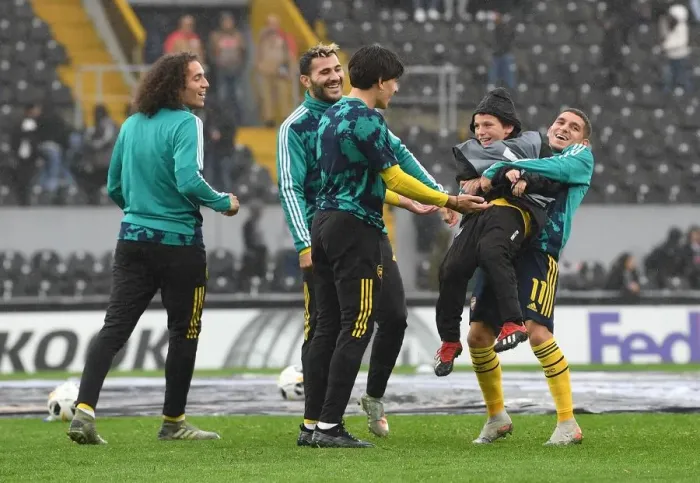 Framed Print : Arsenal Players Warm Up Ahead of Europa League Clash against Vitoria Guimaraes