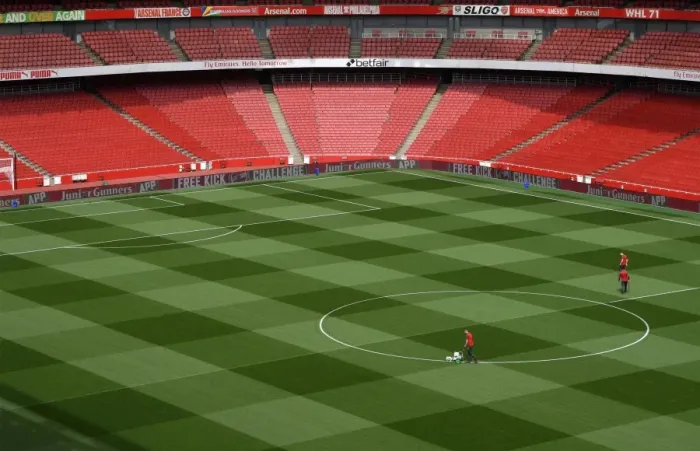 Framed Print : Arsenal: Preparing for Battle - Pitch Marking Ahead of Arsenal v Leicester City (2017-18) Framed Print : Arsenal: Preparing for Battle - Pitch Marking Ahead of Arsenal v Leicester City (2017-18)