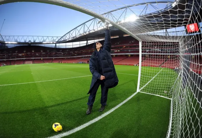 Framed Print : Arsenal: Preparing the Turf for Battle - Arsenal v Hull City (2013-14)