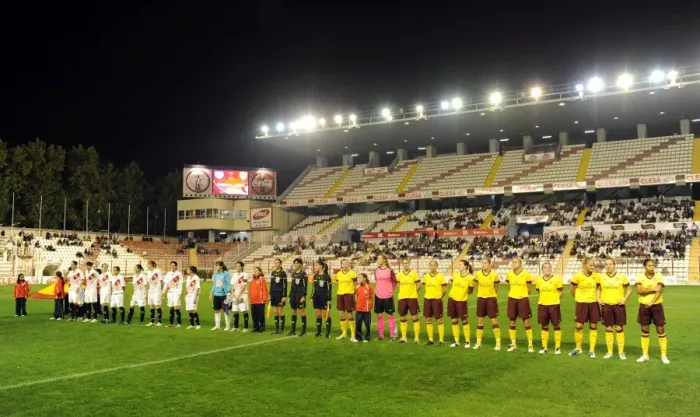 Framed Print : Arsenal and Rayo line up before the match. Rayo Vallecano 2: 0 Arsenal Ladies