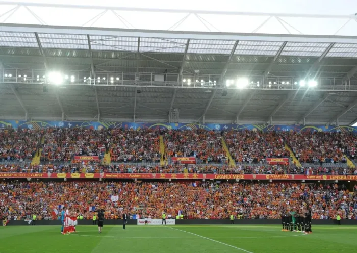 Framed Print : Arsenal and RC Lens Honor Victims of Nice Terror Attack: Pre-Season Friendly Framed Print : Arsenal and RC Lens Honor Victims of Nice Terror Attack: Pre-Season Friendly
