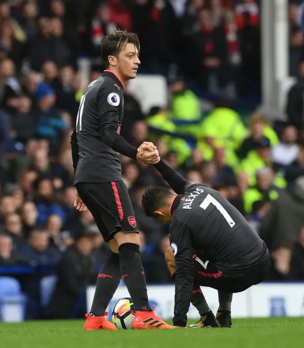 Framed Print : Arsenal Rivals: Sanchez and Ozil in Intense Moment at Everton (2017-18)