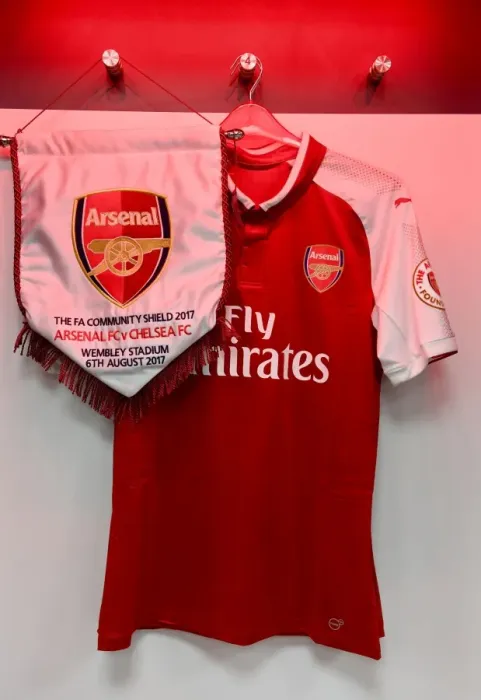 Framed Print : Arsenal Shirt and Pennant: FA Community Shield Showdown - Chelsea vs Arsenal (2017-18) Framed Print : Arsenal Shirt and Pennant: FA Community Shield Showdown - Chelsea vs Arsenal (2017-18)