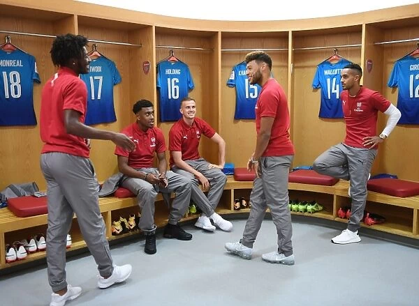 Arsenal Squad Gather in Changing Room Before Emirates Cup Match against SL Benfica