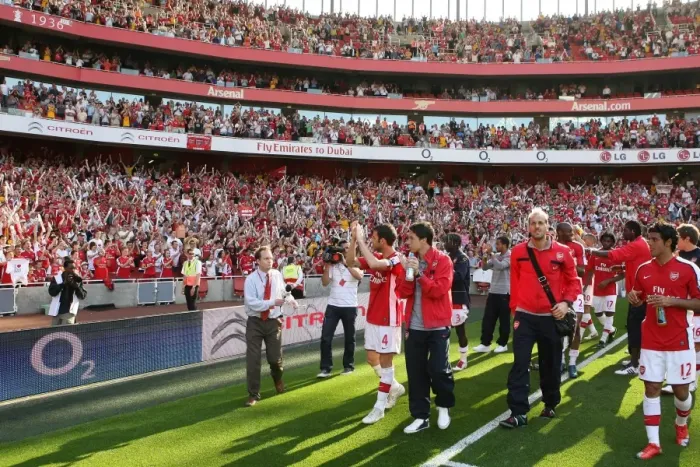 Framed Print : The Arsenal squad wave to the fans after the match