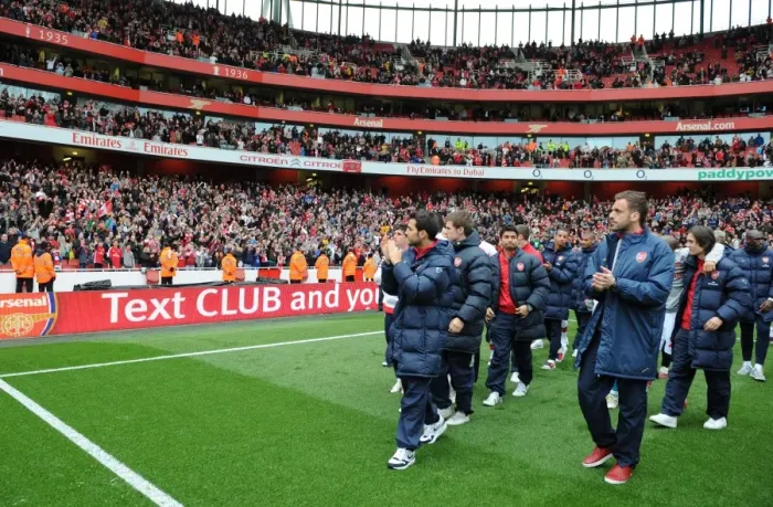 Framed Print : The Arsenal squad wave to the fans after the match. Arsenal 4: 0 Fulham