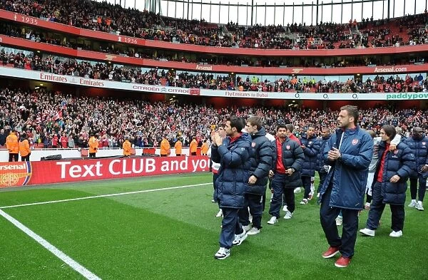 The Arsenal squad wave to the fans after the match. Arsenal 4: 0 Fulham