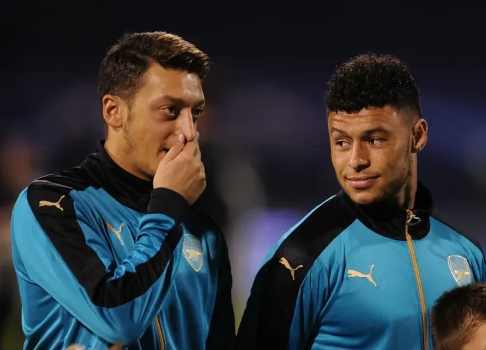 Framed Print : Arsenal Stars Ozil and Oxlade-Chamberlain Before Facing Dinamo Zagreb in 2015-16 UEFA Champions League