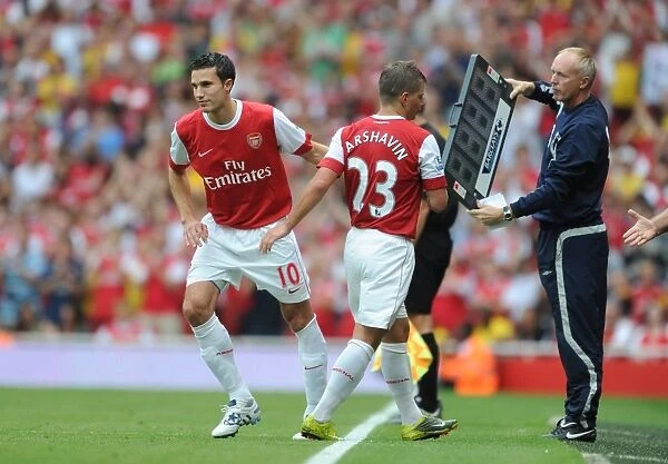 Arsenal substitute Robin van Persie replaces Andrey Arshavin. Arsenal 6: 0 Blackpool