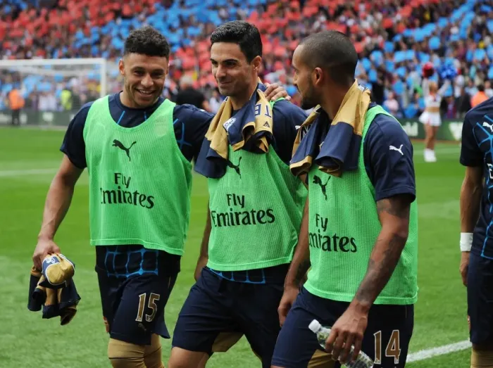 Framed Print : Arsenal Substitutes: Oxlade-Chamberlain, Arteta, Walcott - Ready on the Sidelines at Crystal Palace, 2015-16 Premier League
