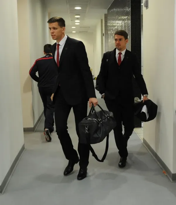 Framed Print : Arsenal: Szczesny and Ramsey in the Changing Room before Arsenal v Southampton (2013-14)