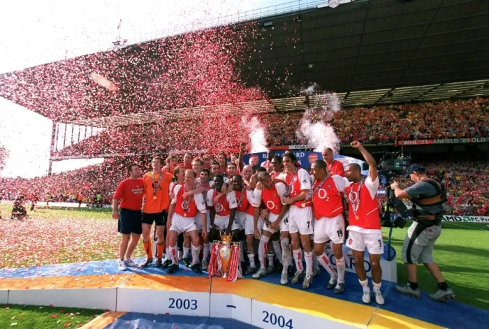 Framed Print : The Arsenal team celebrate after the matchArsenal v Leicester City