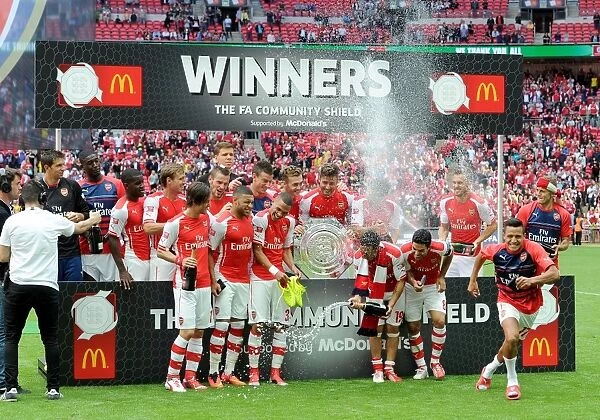Arsenal team celebrate winning the Community Shield. Arsenal 3:0 Manchester City
