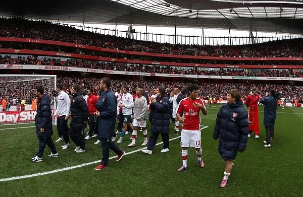The Arsenal team clap the fans at the end of the match. Arsenal 4: 0 Fulham