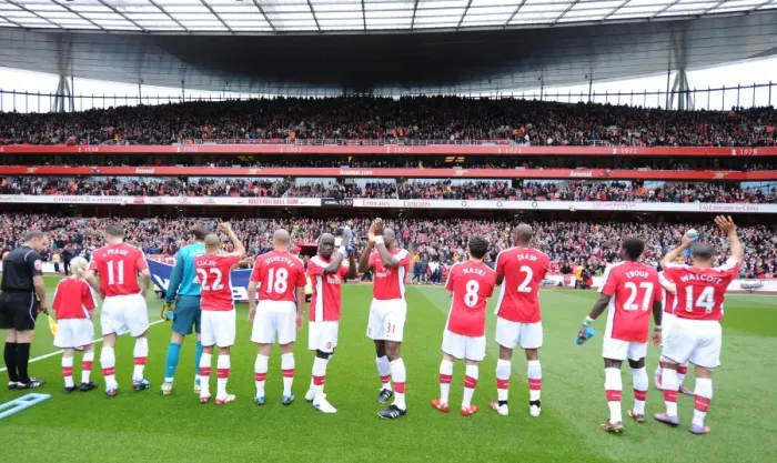 Framed Print : The Arsenal team line up before the match. Arsenal 4: 0 Fulham, Barclays Premier League