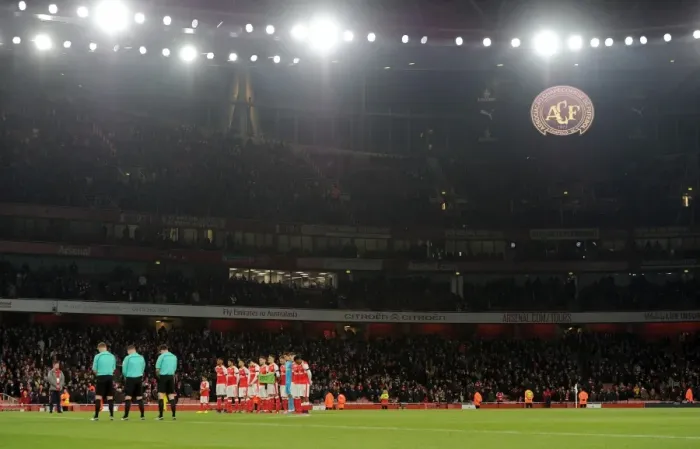 Framed Print : Arsenal team during a minutes silence for the Brazilian football team Chapecoense