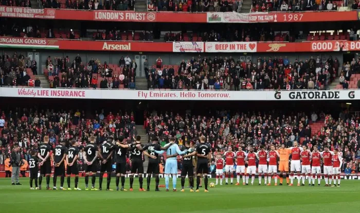 Framed Print : The Arsenal team have a minutes silence before the match. Arsenal 2: 1 Swansea City