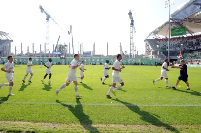 Framed Print : Arsenal Team Warm-Up Before Historic 5-6 Victory Against Legia Warsaw, Warsaw 2010