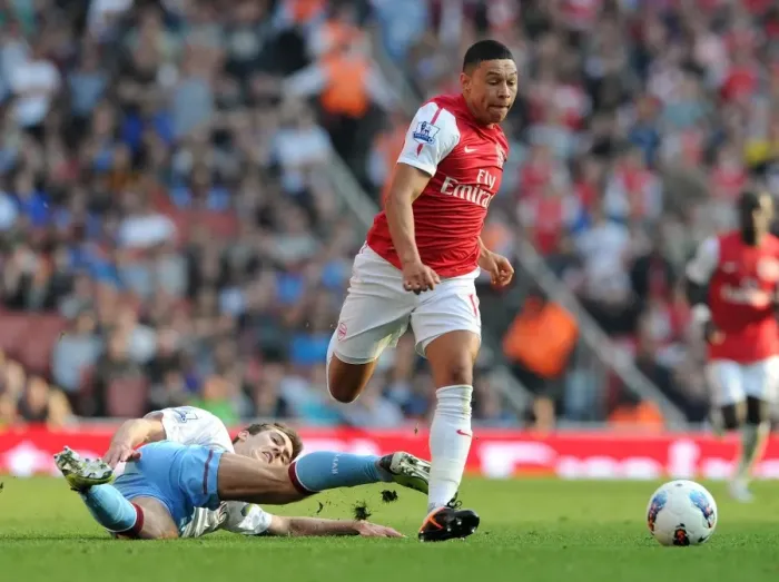 Framed Print : Arsenal Thrash Aston Villa 3-0: Oxlade-Chamberlain's Brilliant Performance Framed Print : Arsenal Thrash Aston Villa 3-0: Oxlade-Chamberlain's Brilliant Performance