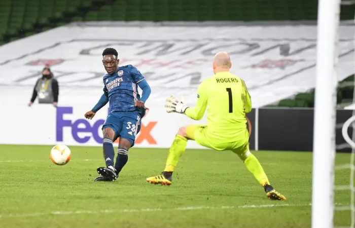 Framed Print : Arsenal Thrash Dundalk: Flo Balogun Scores Fourth in Europa League Victory
