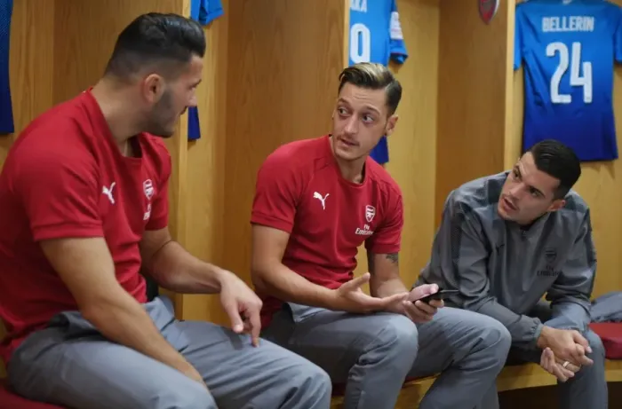 Framed Print : Arsenal Trio: Kolasinac, Ozil, Xhaka in the Changing Room before Arsenal v Benfica Emirates Cup Match