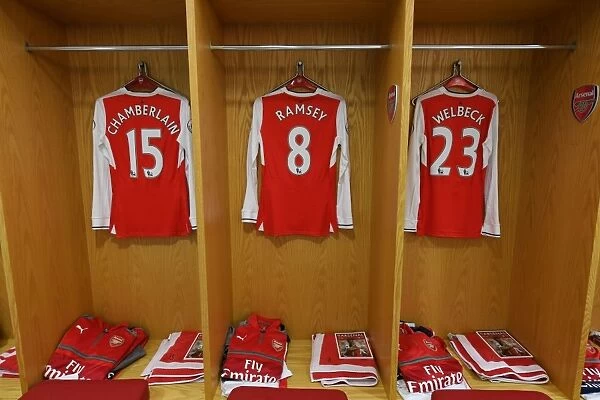 Arsenal Trio: Oxlade-Chamberlain, Ramsey, Welbeck in the Changing Room before Arsenal vs Leicester City (2016-17)